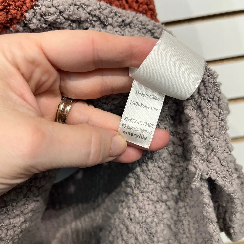 Amaryllis sweater 28” p2p - Picture 4 of 8